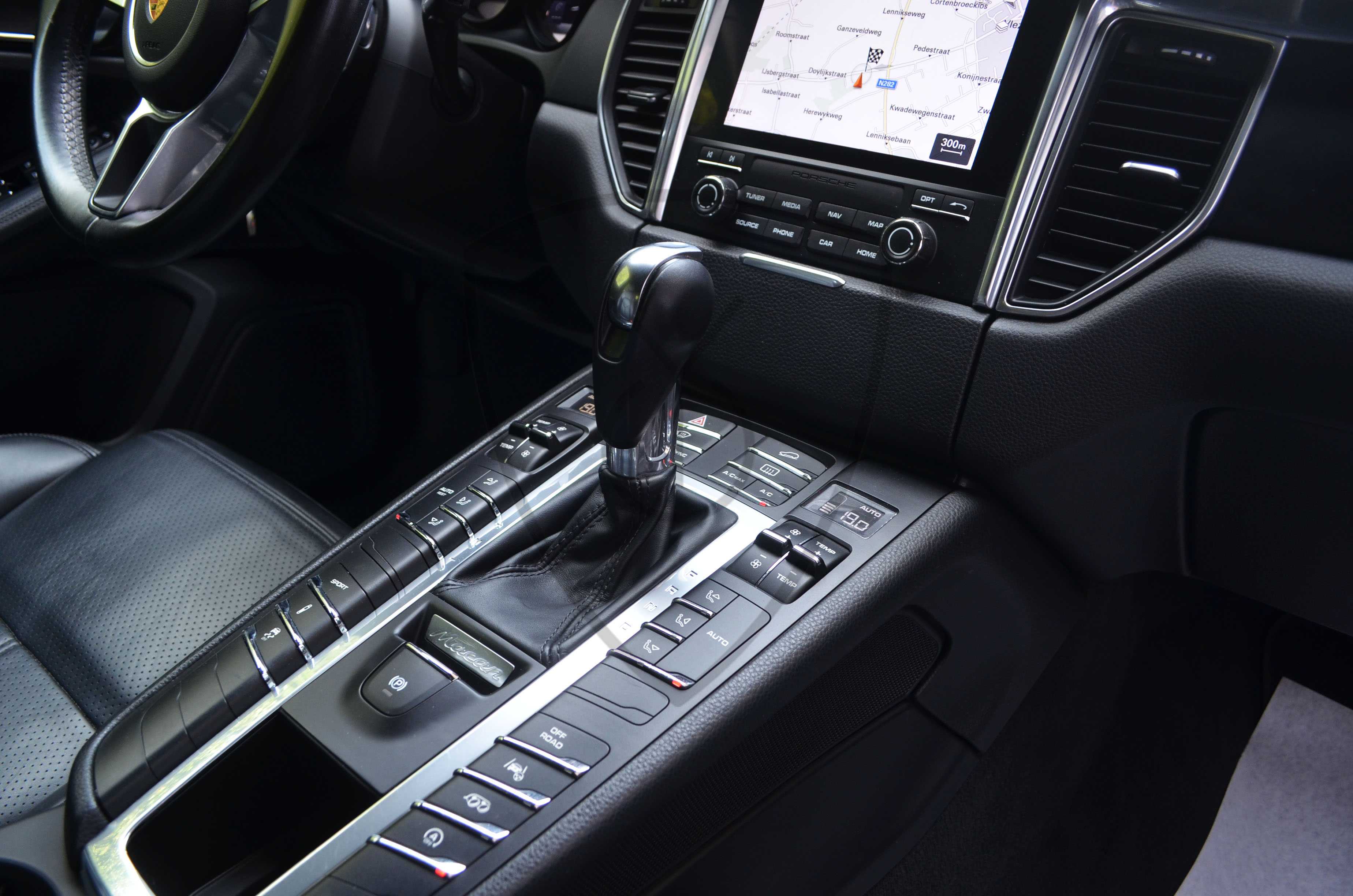 PORSCHE MACAN — image 11
